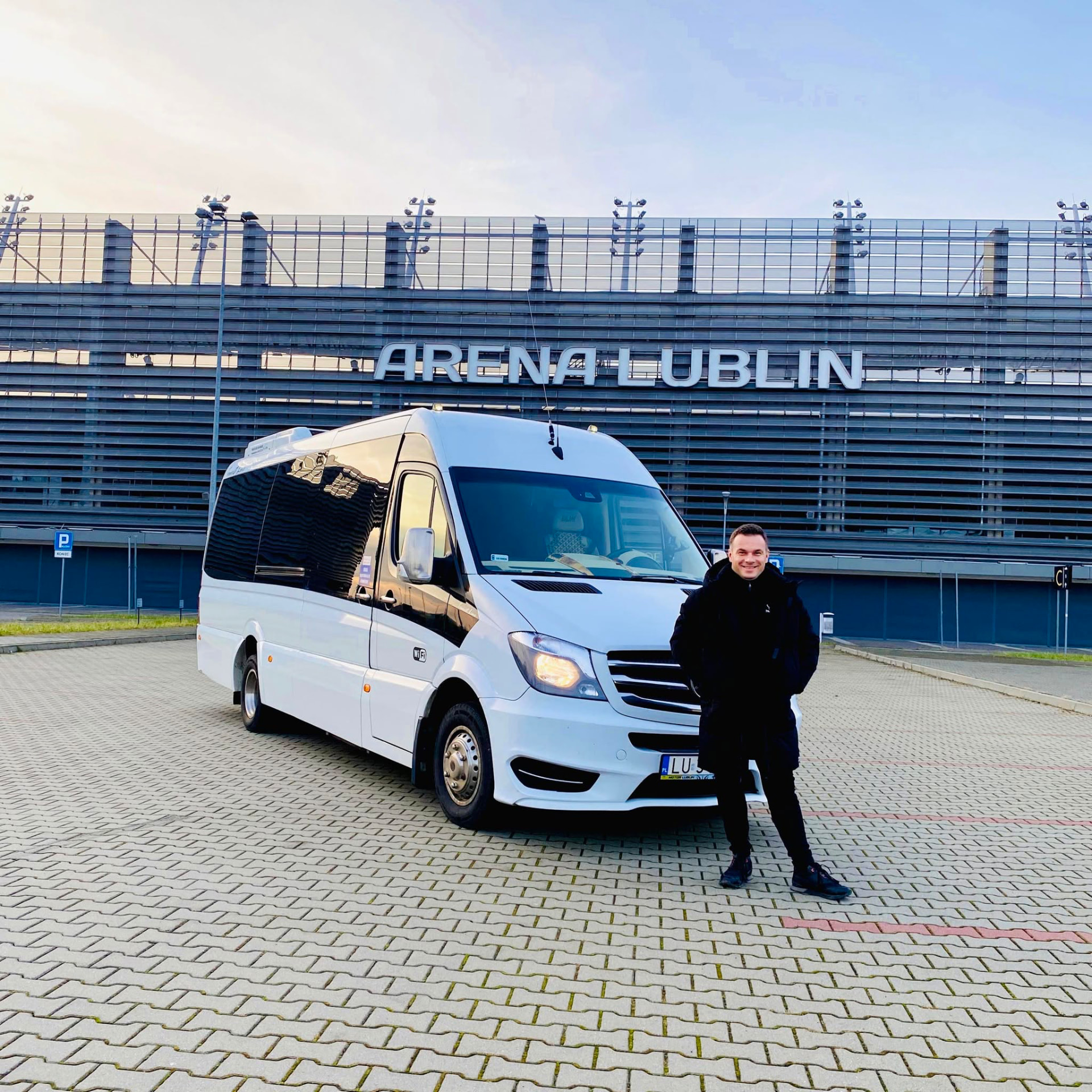 Bus klasy VIP Mercedes Sprinter przed Areną Lublin
