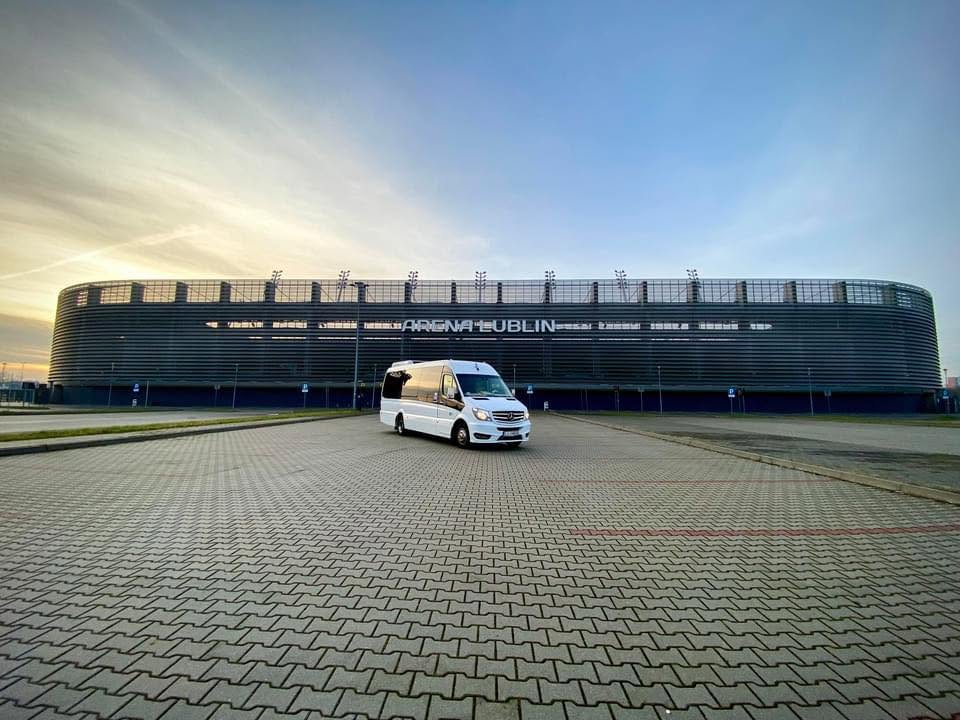 Bus VIP przed Areną Lublin o zachodzie słońca