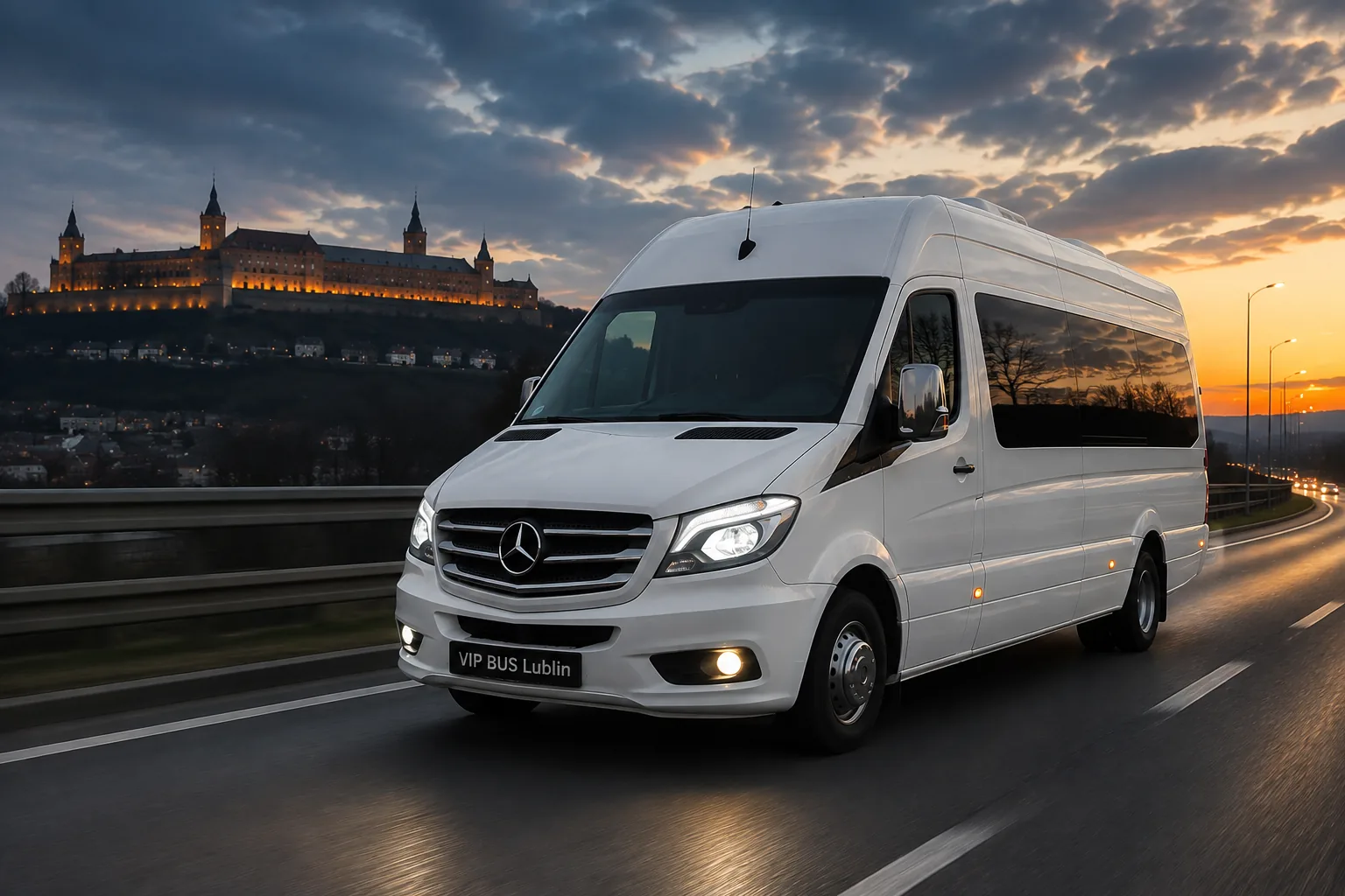 Bus VIP Mercedes Sprinter w trasie na autostradzie o zachodzie słońca, w tle zamek na wzgórzu — wynajem busa z kierowcą Lublin